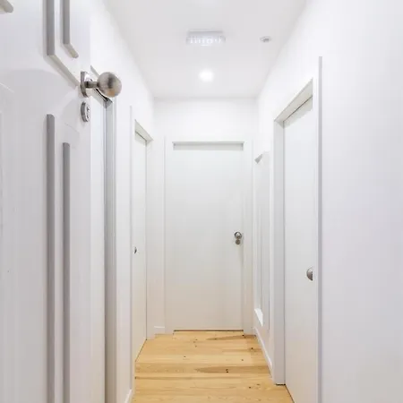 Mourarias Place - Yellow Lissabon