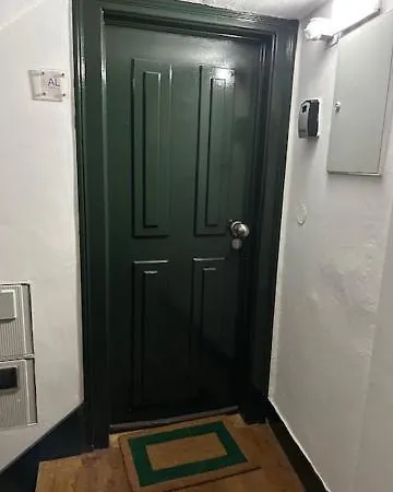 Mourarias Place - Yellow * Lissabon