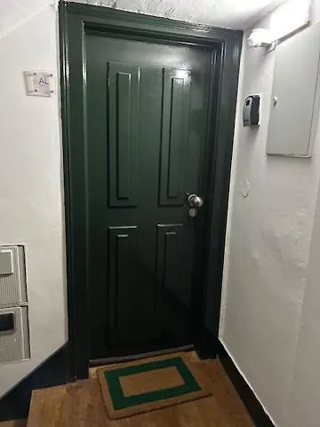 Mourarias Place - Yellow * Lisboa