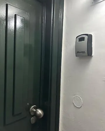 Mourarias Place - Yellow * Lisboa